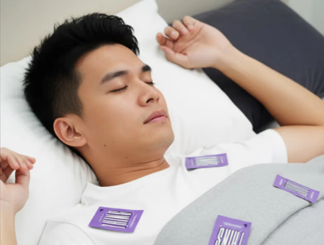 一名男士在床上熟睡，床單上放著 Sleep Thins